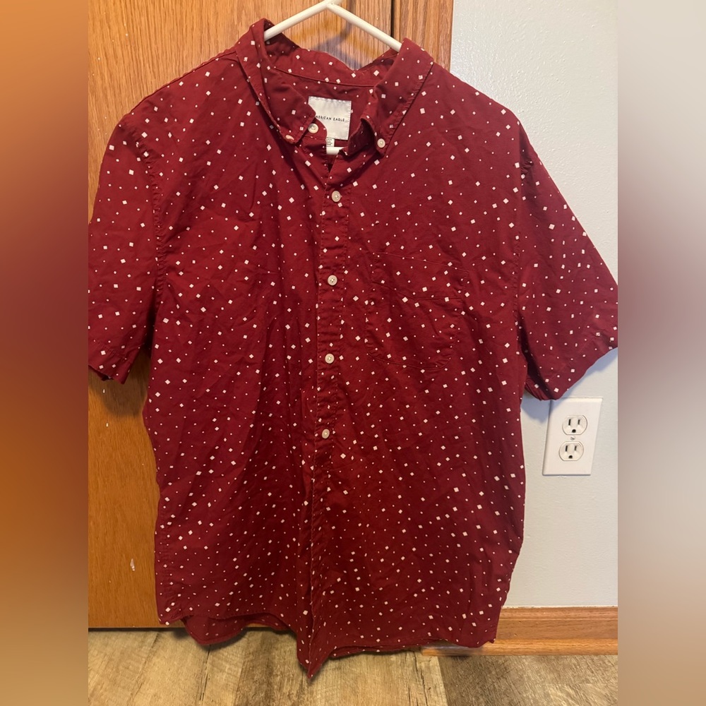 American Eagle men’s XL short sleeve button up shirt, burgundy w white diamonds